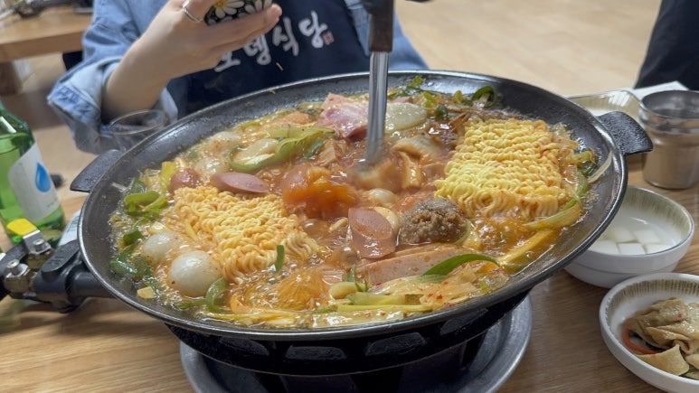 최초라는 수식어 덕분에 더 맛있게 느껴지는 부대찌개 / 이미지 출처 : 필자 촬영