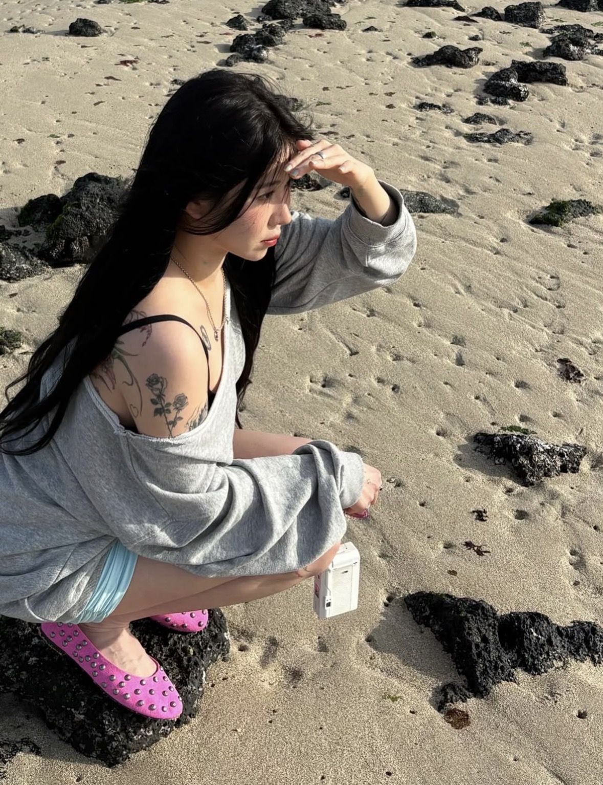 비비드한 컬러의 스터드 플랫슈즈와 벨트를 착용한 백예린 / 이미지 출처: 인스타그램 @yerin_the_genuine
