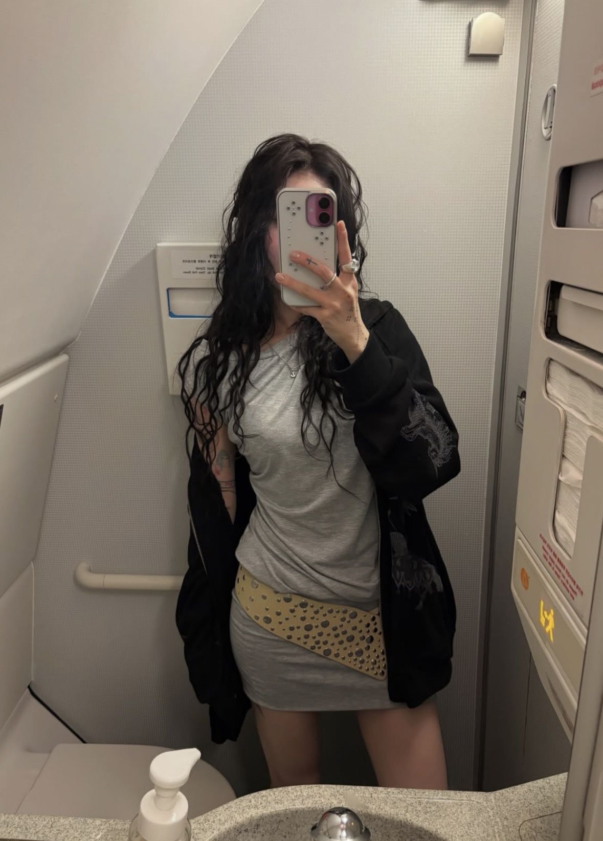 비비드한 컬러의 스터드 플랫슈즈와 벨트를 착용한 백예린 / 이미지 출처: 인스타그램 @yerin_the_genuine