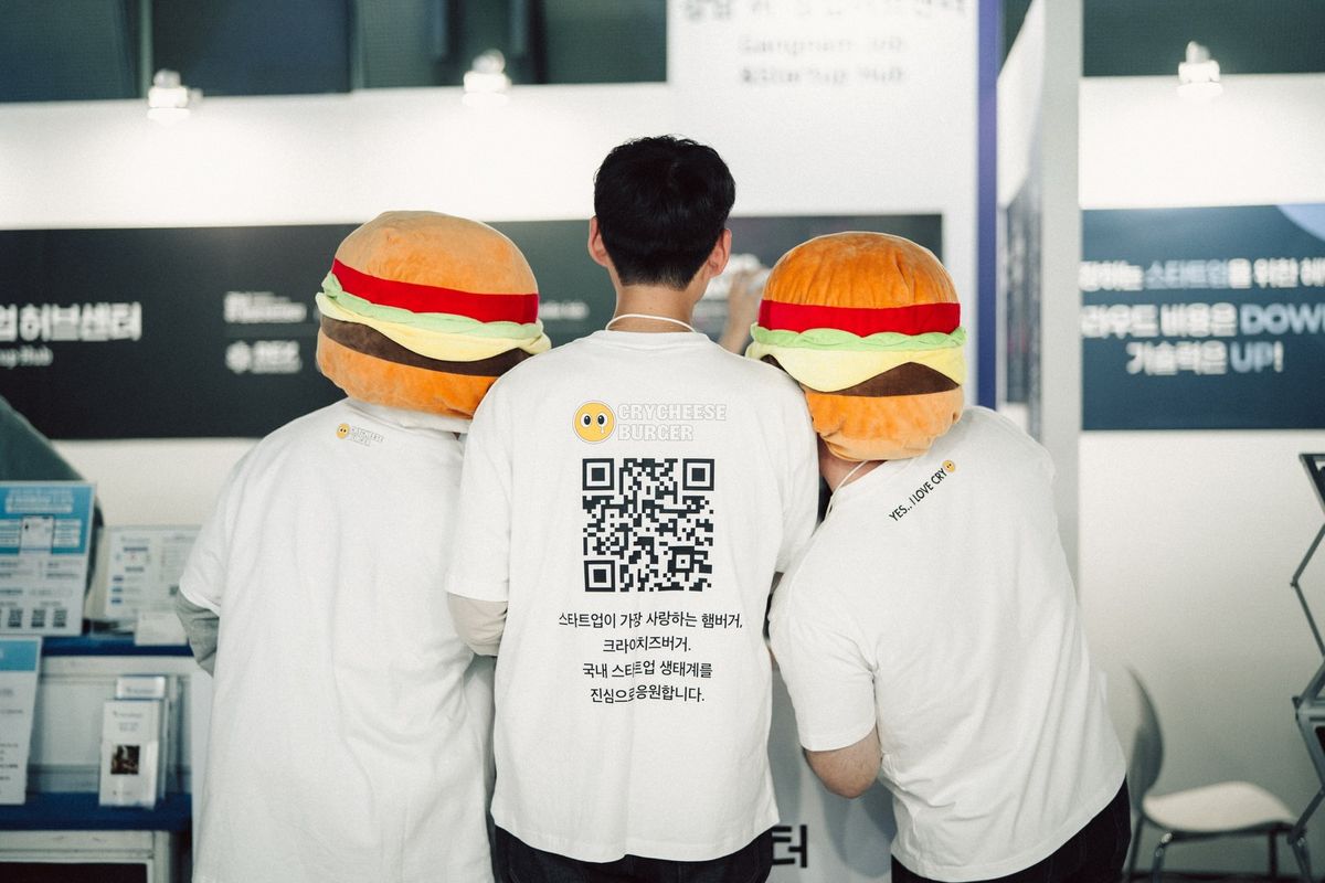 스타트업 페스티벌 '컴업'에 응원 차 출동한 본사 직원들 / 출처: 크라이치즈버거 인스타그램