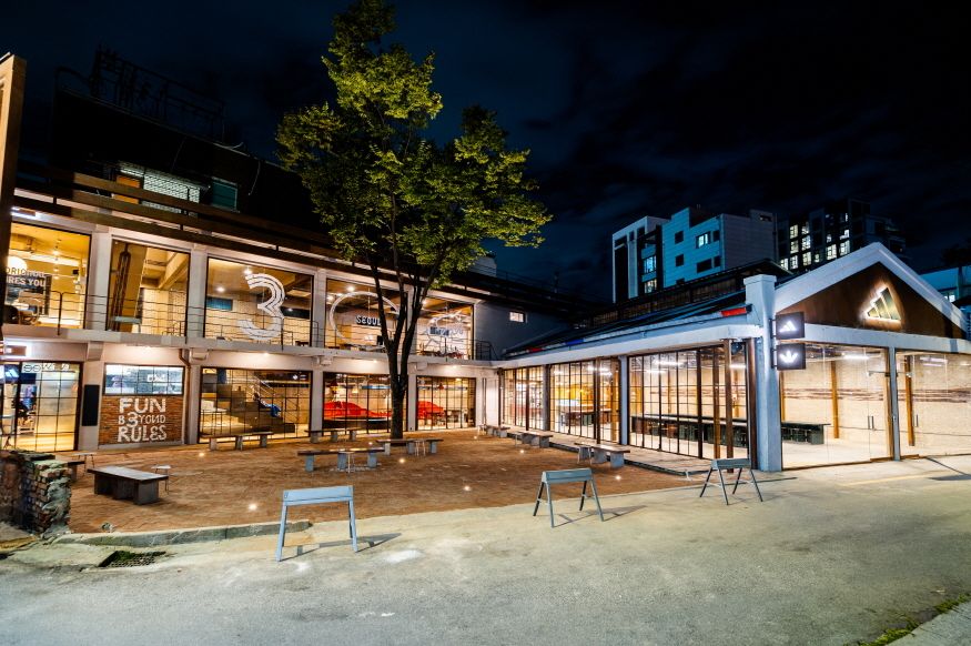 CAFÉ 3 STRIPES SEOUL 전경 / 출처: 아디다스 코리아
