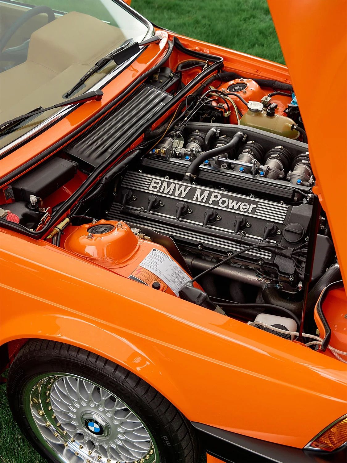 S38 직렬 6기통 엔진이 자리한 1987년식 BMW M6의 엔진룸 / 이미지 출처: Kith (키스)