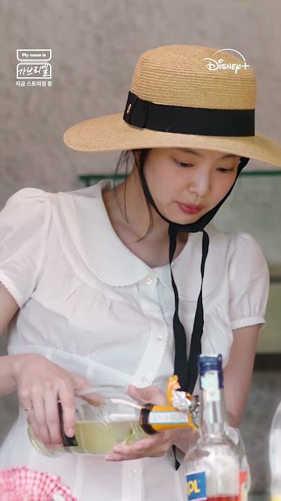 블랙 핑크 제니의 아페롤 스프리츠 / 이미지 출처 : DisneyPlusKR 유튜브