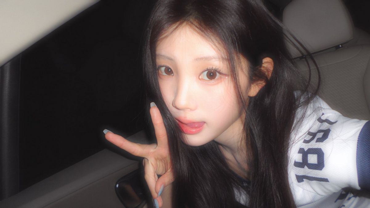 아일릿 원희가 사용하는 삼성 미러팝 연출컷 / 이미지 출처: 아일릿 위버스 커뮤니티
