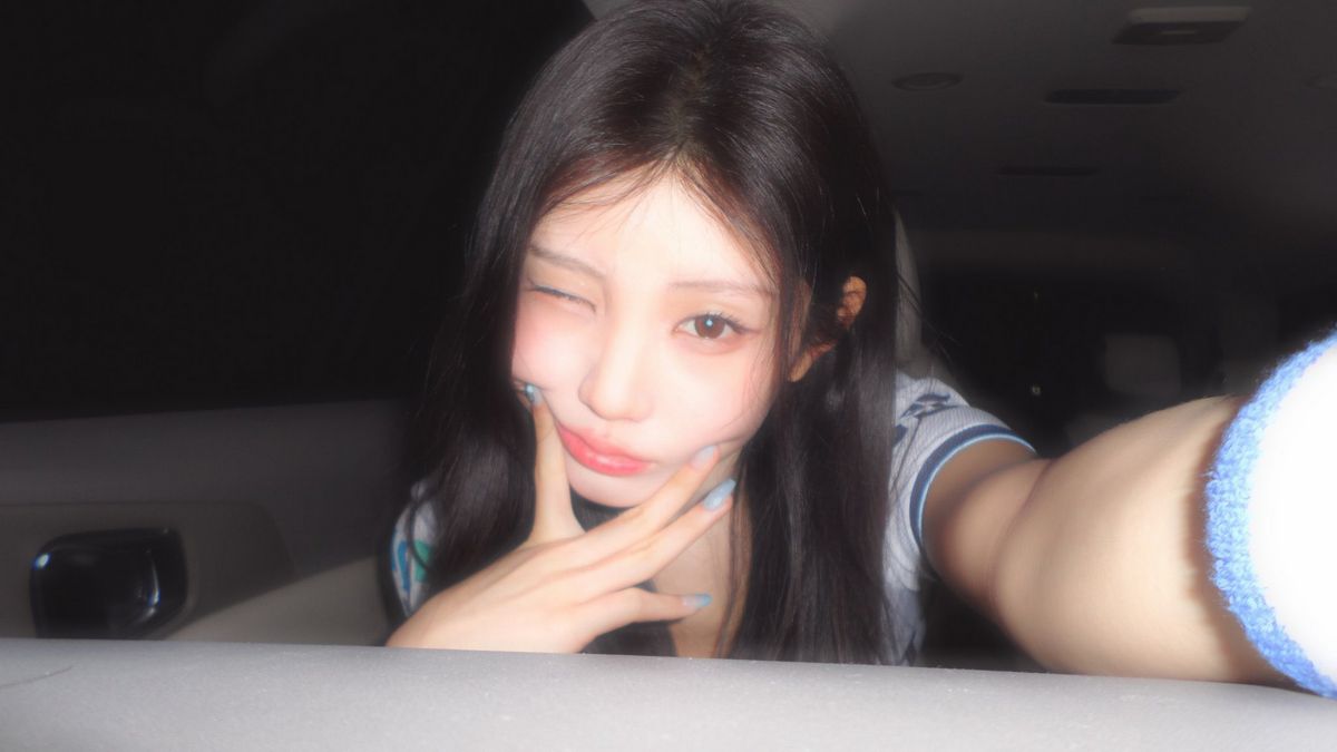 아일릿 원희가 사용하는 삼성 미러팝 연출컷 / 이미지 출처: 아일릿 위버스 커뮤니티