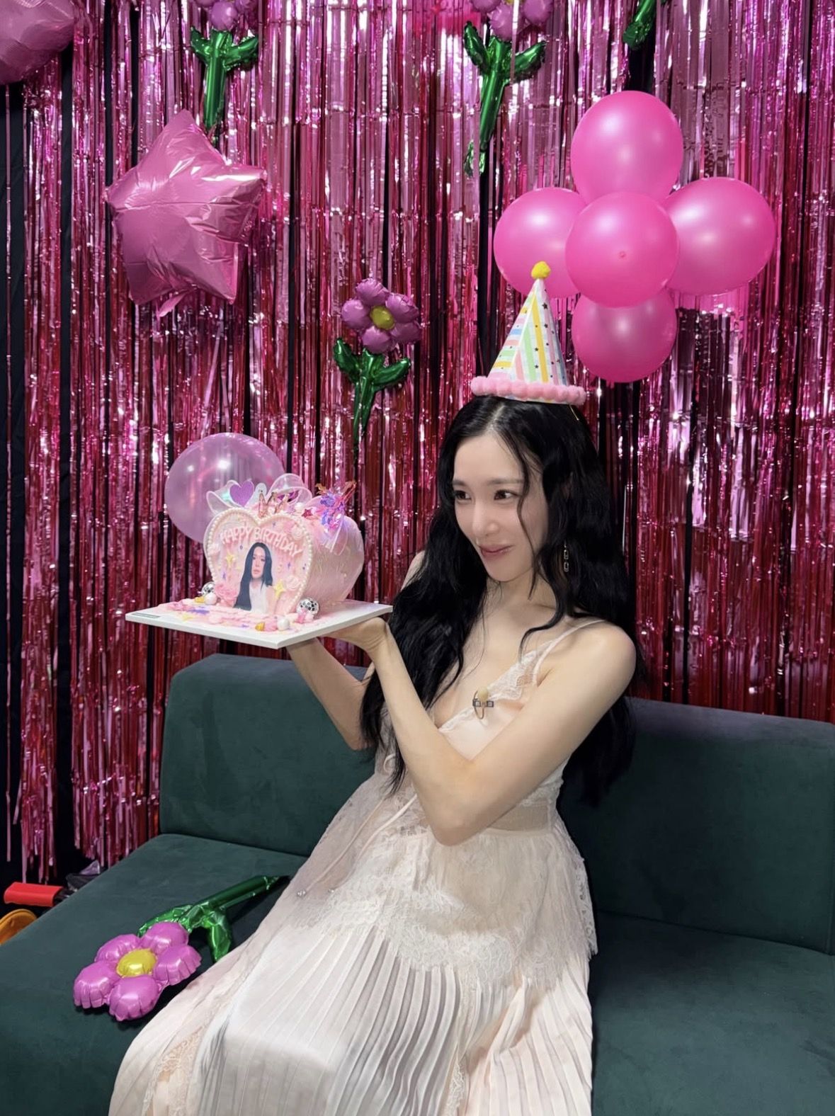 레이스가 포인트인 슬립 탑과 플리츠 스커트를 착용한 티파니 / 이미지 출처: 인스타그램 @tiffanyyoungofficial