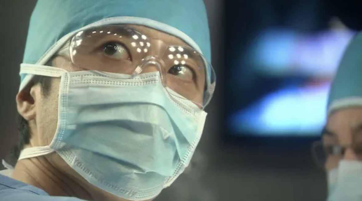 대학병원 내에서 일어나는 거대한 조직 싸움과 인간의 욕망을 그린 드라마 <하얀거탑> / 이미지 출처: 티빙