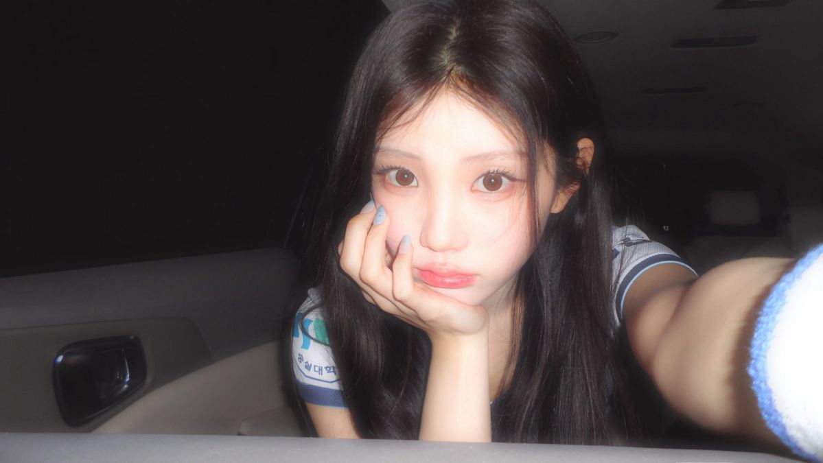 아일릿 원희가 사용하는 삼성 미러팝 연출컷 / 이미지 출처: 아일릿 위버스 커뮤니티