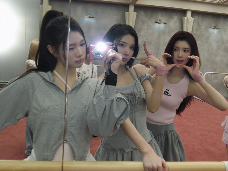 하츠투하츠가 사용하는 삼성 VLUU ES30 / 이미지 출처: 하츠투하츠 공식 인스타그램
