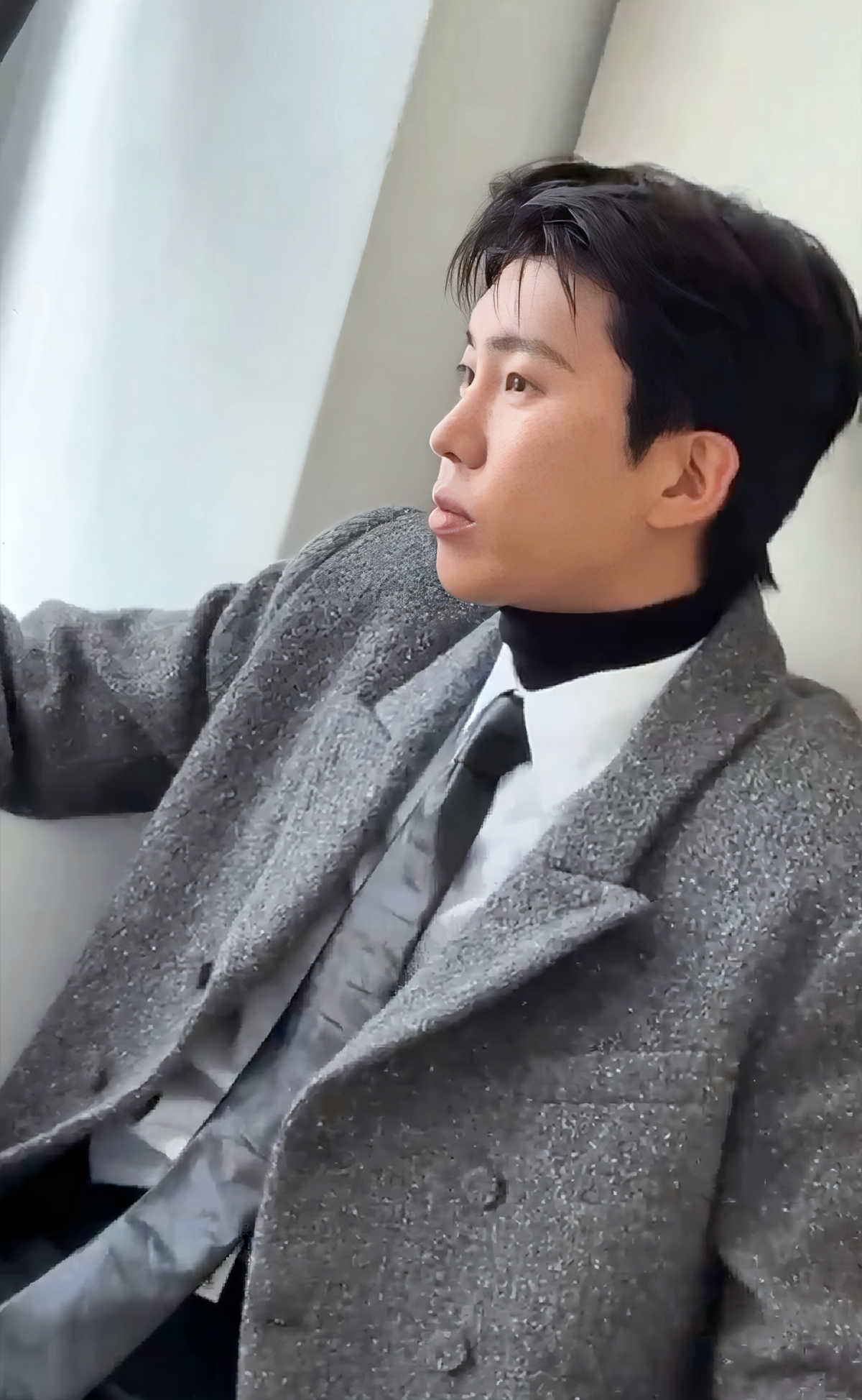 화보 촬영 중인 임영웅, 인간 임영웅 캡처 이미지/ 이미지 출처: 에스콰이어 