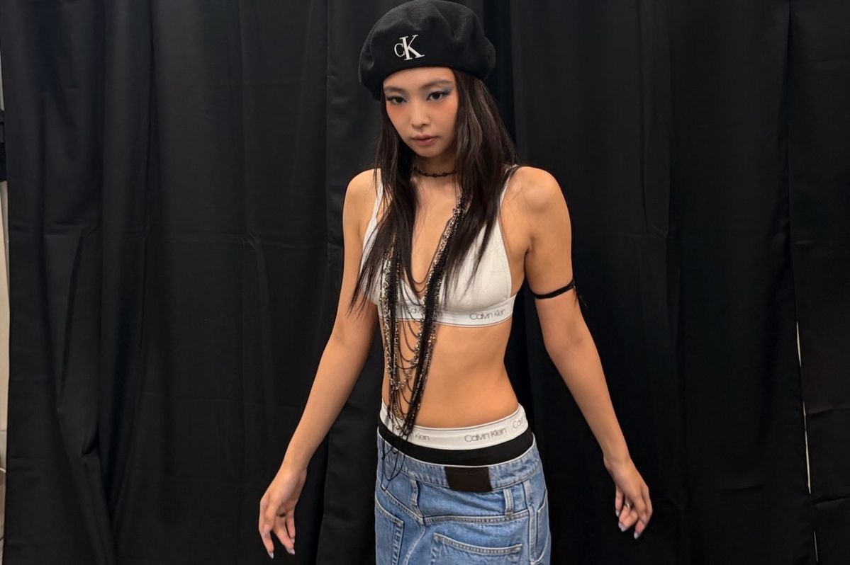 위트 있는 캘빈 클라인의 데님 팬츠를 착용한 제니 / 이미지 출처: 인스타그램 @calvinklein