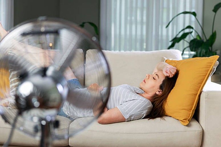 체온을 식히려 선풍기를 틀어놓고 잠든 모습 / 이미지 출처 : istockphoto