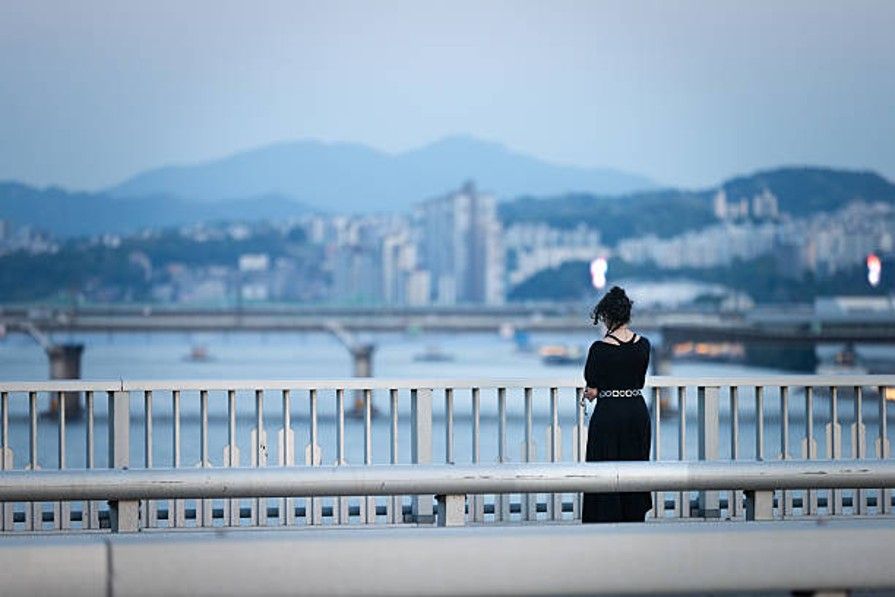 선선한 저녁 공기를 맞으며 한강 다리를 산책하는 모습 / 이미지 출처 : istockphoto