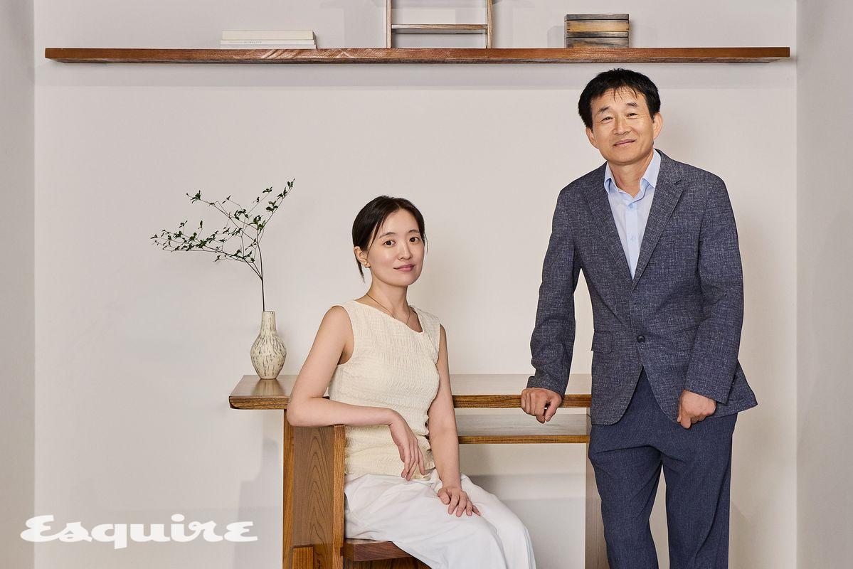 백경원 작가와 조복래 소목장.(왼쪽부터) PHOTO 샤넬 제공