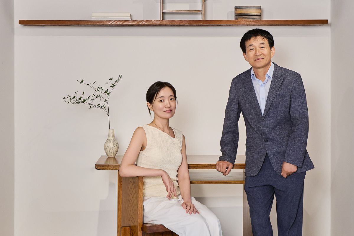  '2026 예올 X 샤넬 프로젝트'에서 '올해의 장인'으로 선정된 경남무형문화재 제29호 소목장 기능보유자인 조복래 장인(오른쪽), '올해의 젊은 공예인'으로 선정된 도자공예가 백경원 작가(왼쪽) / 이미지 출처: 샤넬, 예올