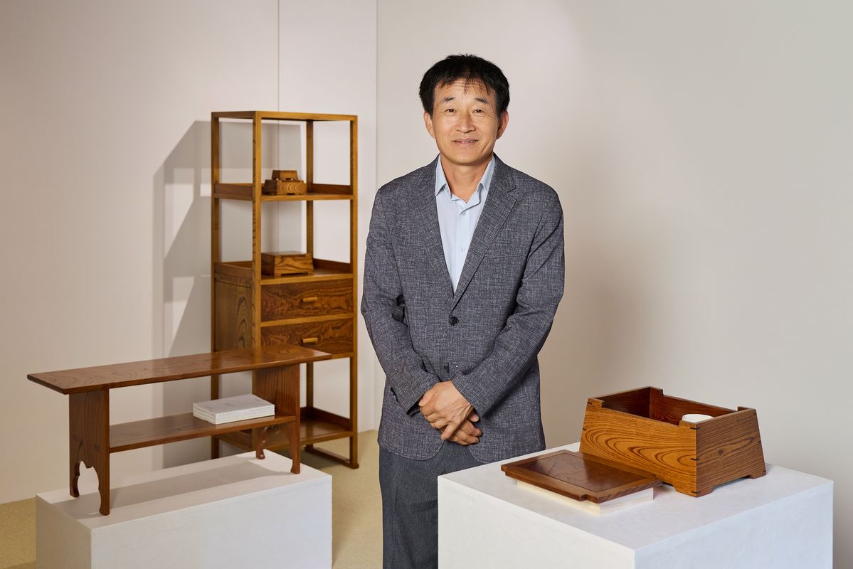 보이지 않는 곳이 보이는 곳과 다르지 않아야 한다는 스승의 엄숙한 가르침을 평생의 뿌리로 삼아온 조복래 장인 / 이미지 출처: 샤넬, 예올