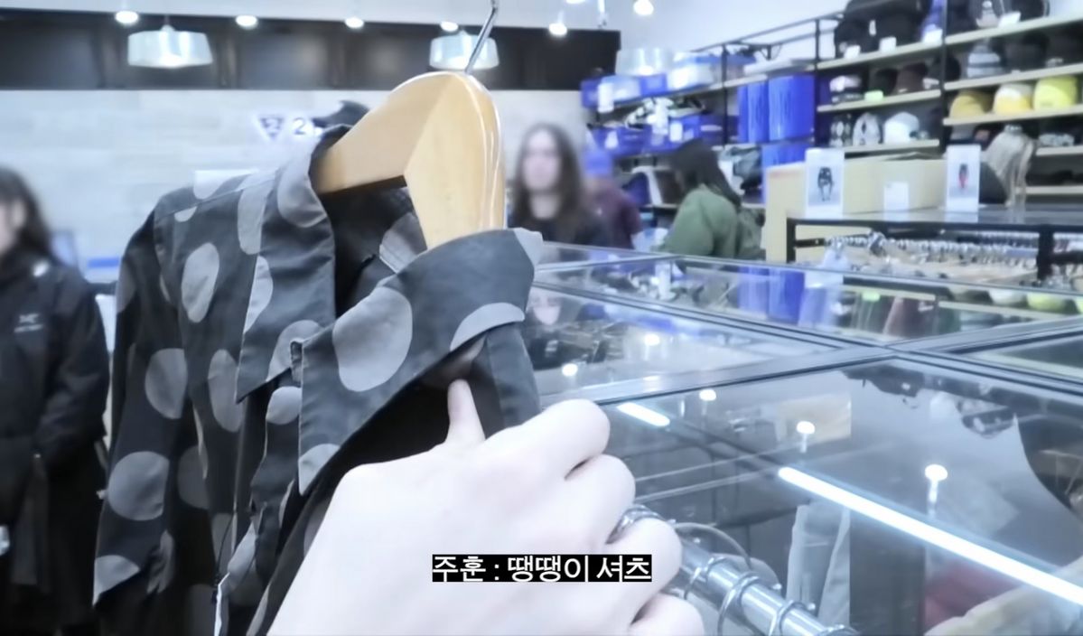 도쿄 빈티지 숍에서 땡땡이 셔츠를 구매한 주훈 / 이미지 출처: 코르티스 공식 유튜브