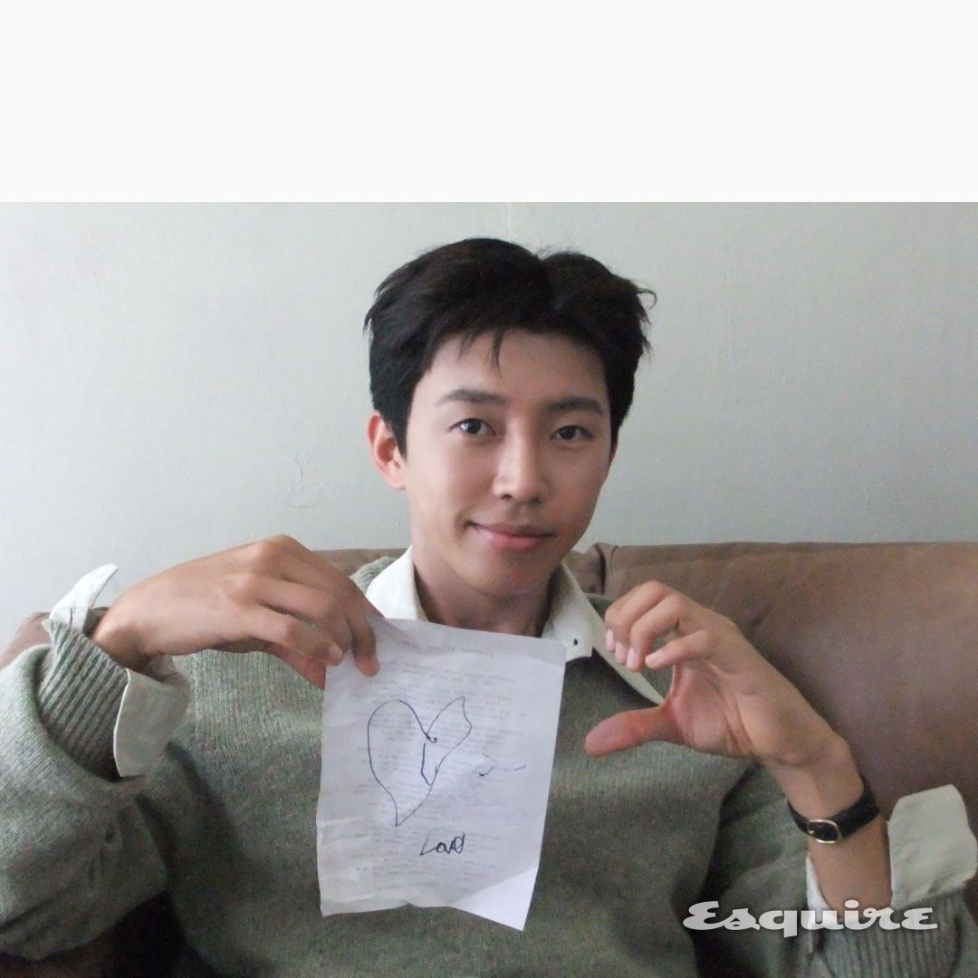 영웅시대에게 하트를 보내는 임영웅 / 이미지 출처: 에스콰이어