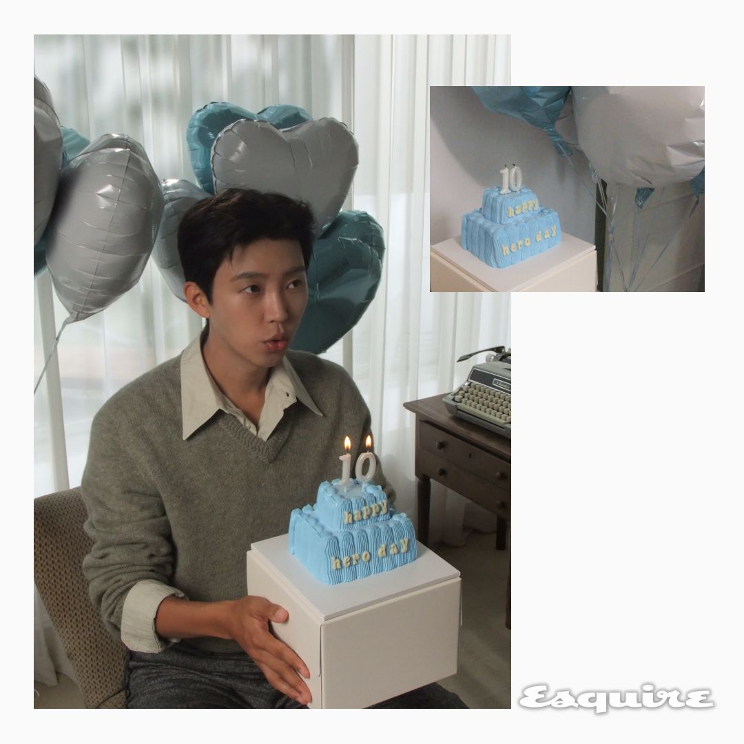 데뷔 10주년 축하 케이크의 초를 부는 임영웅 / 이미지 출처: 에스콰이어