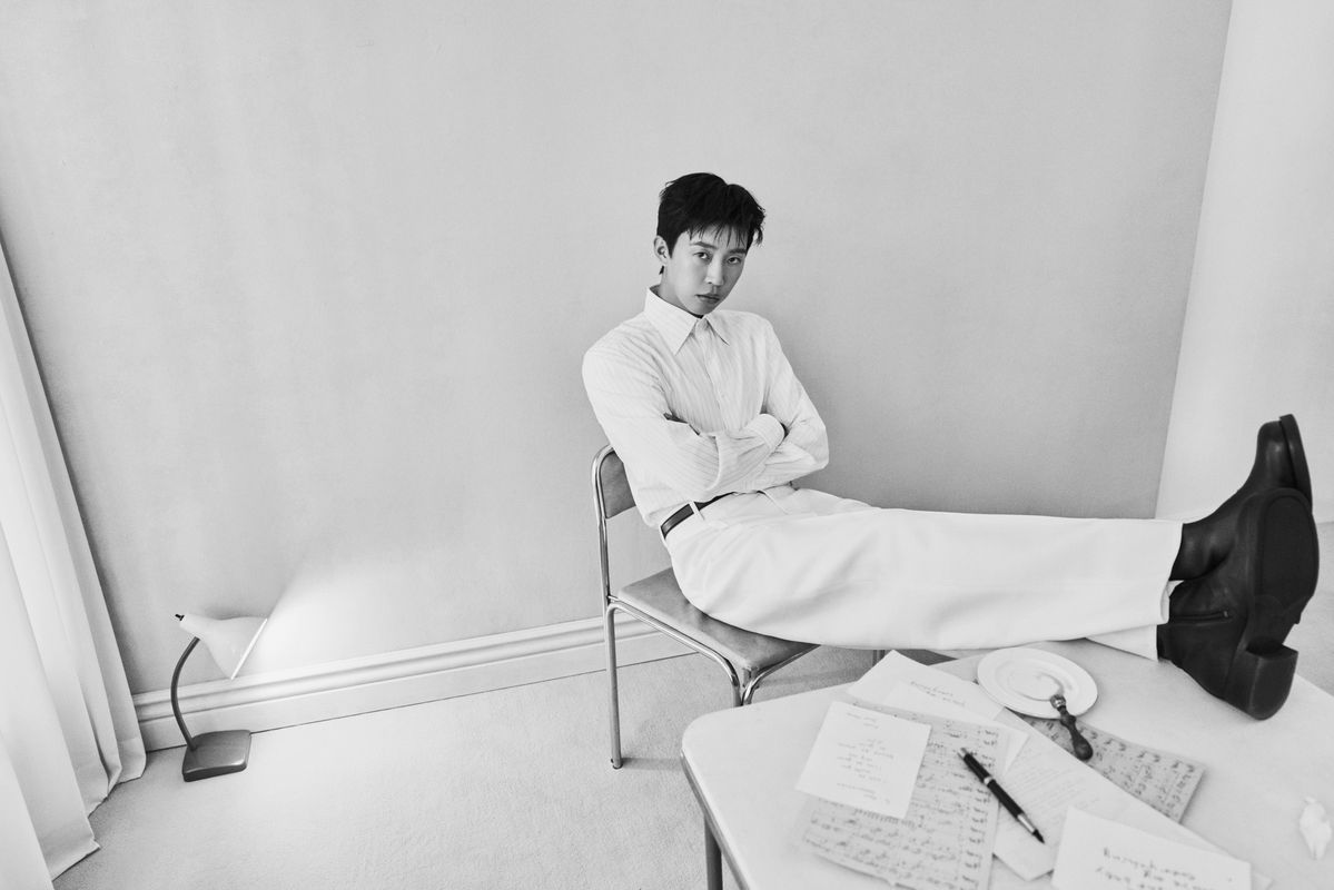 스트라이프 셔츠, 화이트 팬츠 모두 페라가모. 부츠 아워레가시. 벨트 렉토. / 이미지 출처: 에스콰이어