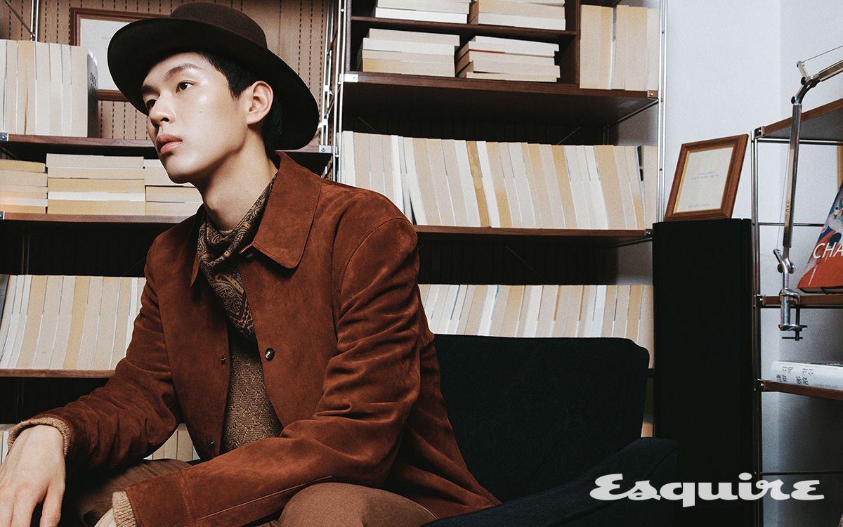 브라운 스웨이드 세스 오버셔츠, 캐시미어 크루넥 스웨터, 샌드스톤 컬러 리넨 팬츠, 다크 브라운 펠트 해트, 멀티컬러 페이즐리 패턴 실크 스카프 모두 로로피아나.