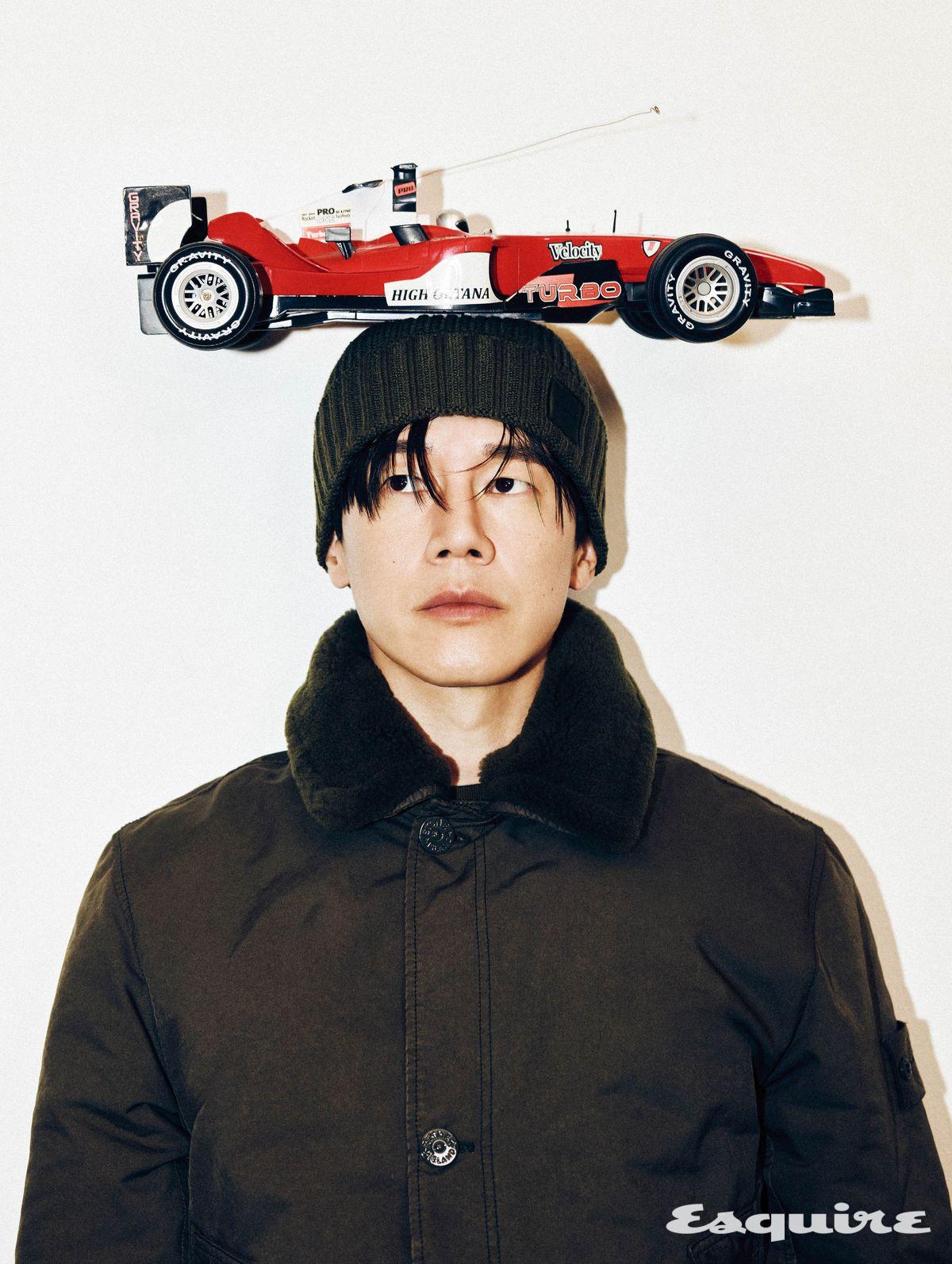 고스트 나일론 스메릴리아토 재킷, 컴퍼스 로고 패치 비니 모두 스톤 아일랜드.