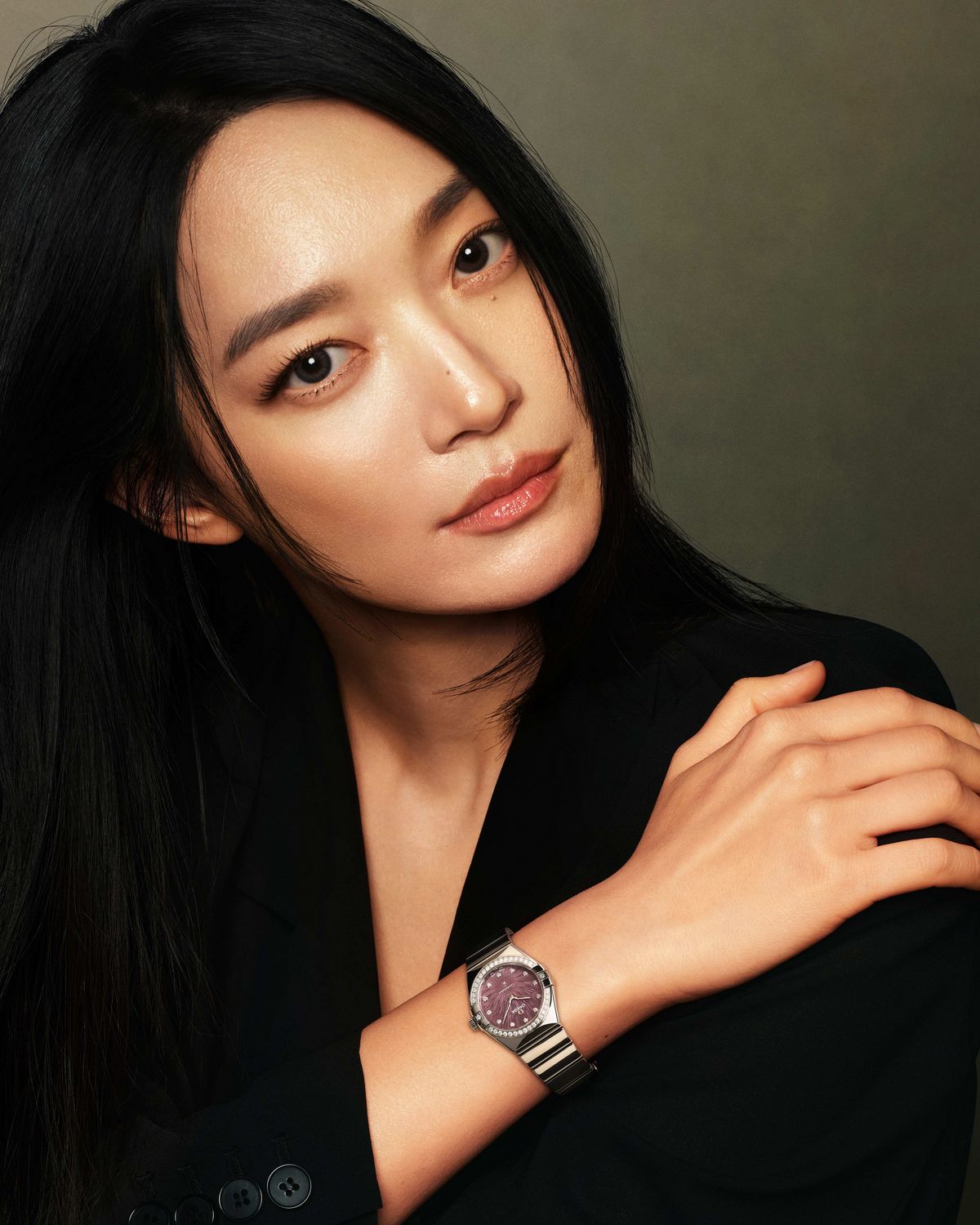 오메가 앰버서더 배우 신민아, 블랙 재킷과 PVD 퍼플 다이얼 워치로 완성한 고혹적인 아우라 / 이미지 출처: 오메가