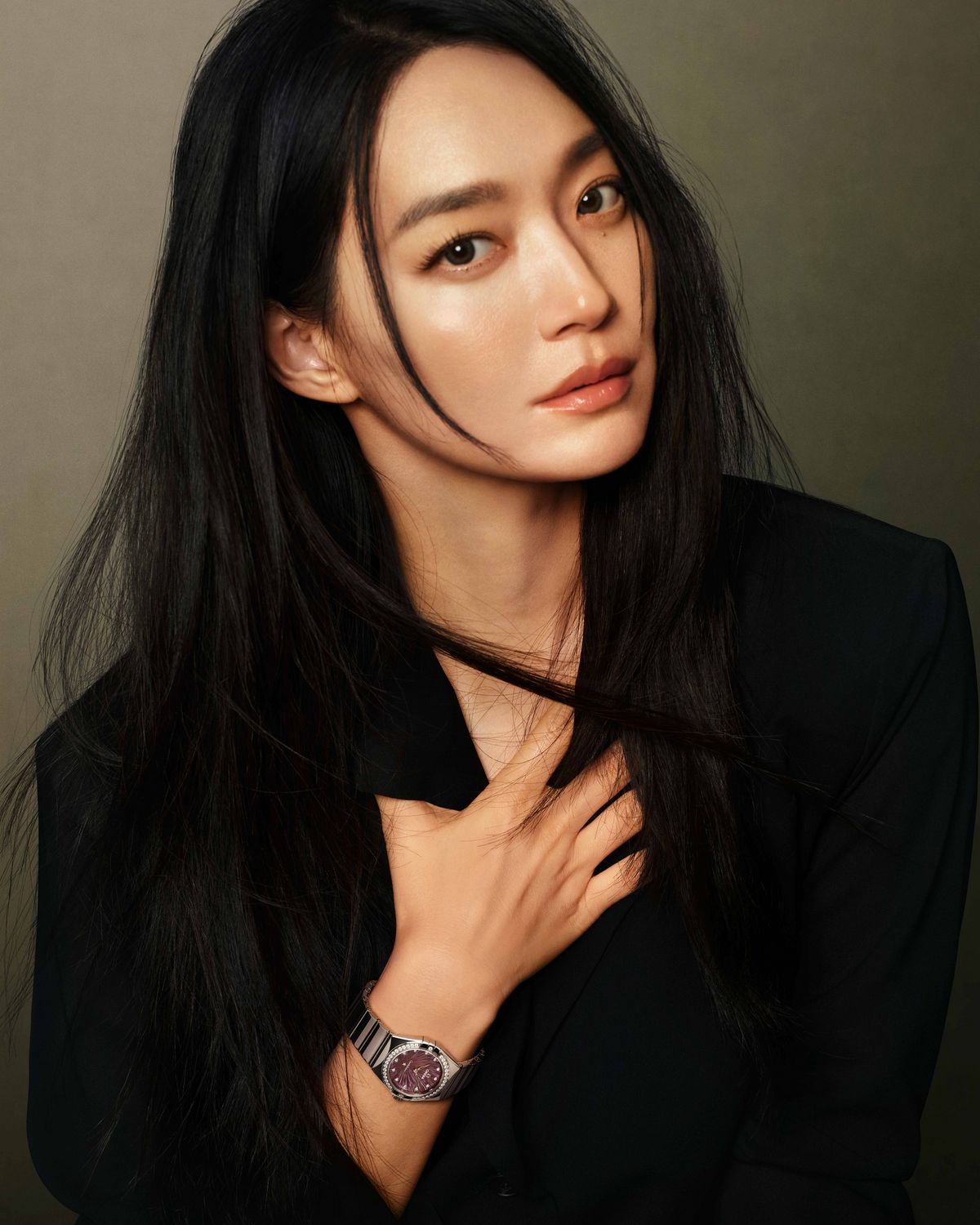 오메가 컨스텔레이션이 지닌 현대적 우아함의 정점을 온화하고도 깊이 있는 눈빛으로 체화해 낸 배우 신민아의 압도적인 아우라 / 이미지 출처: 오메가