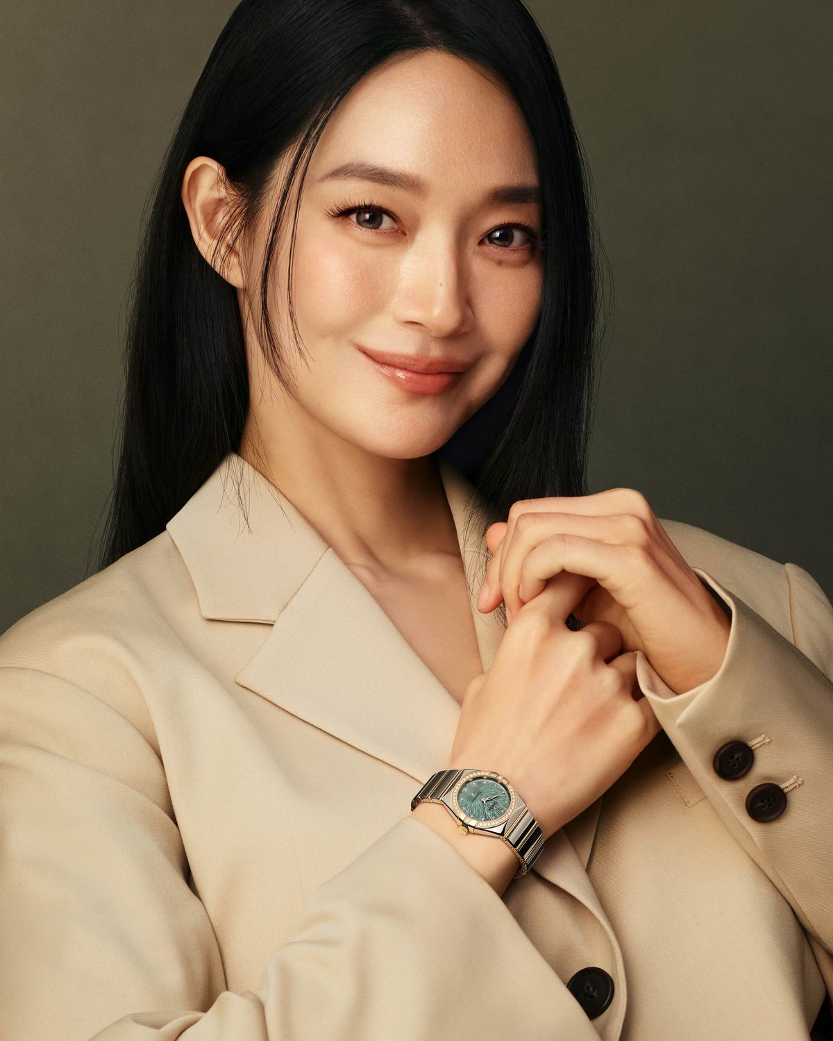 베이지 수트와 PVD 그린 다이얼 워치로 따스하고 세련된 미소를 전하는 오메가 브랜드 앰버서더 신민아 / 이미지 출처: 오메가