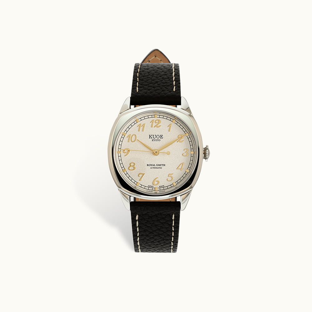 34mm 쿠션 케이스에 블랙 가죽 스트랩을 매치한 로얄 스미스 90-008. / 이미지 출처: 쿠오 교토
