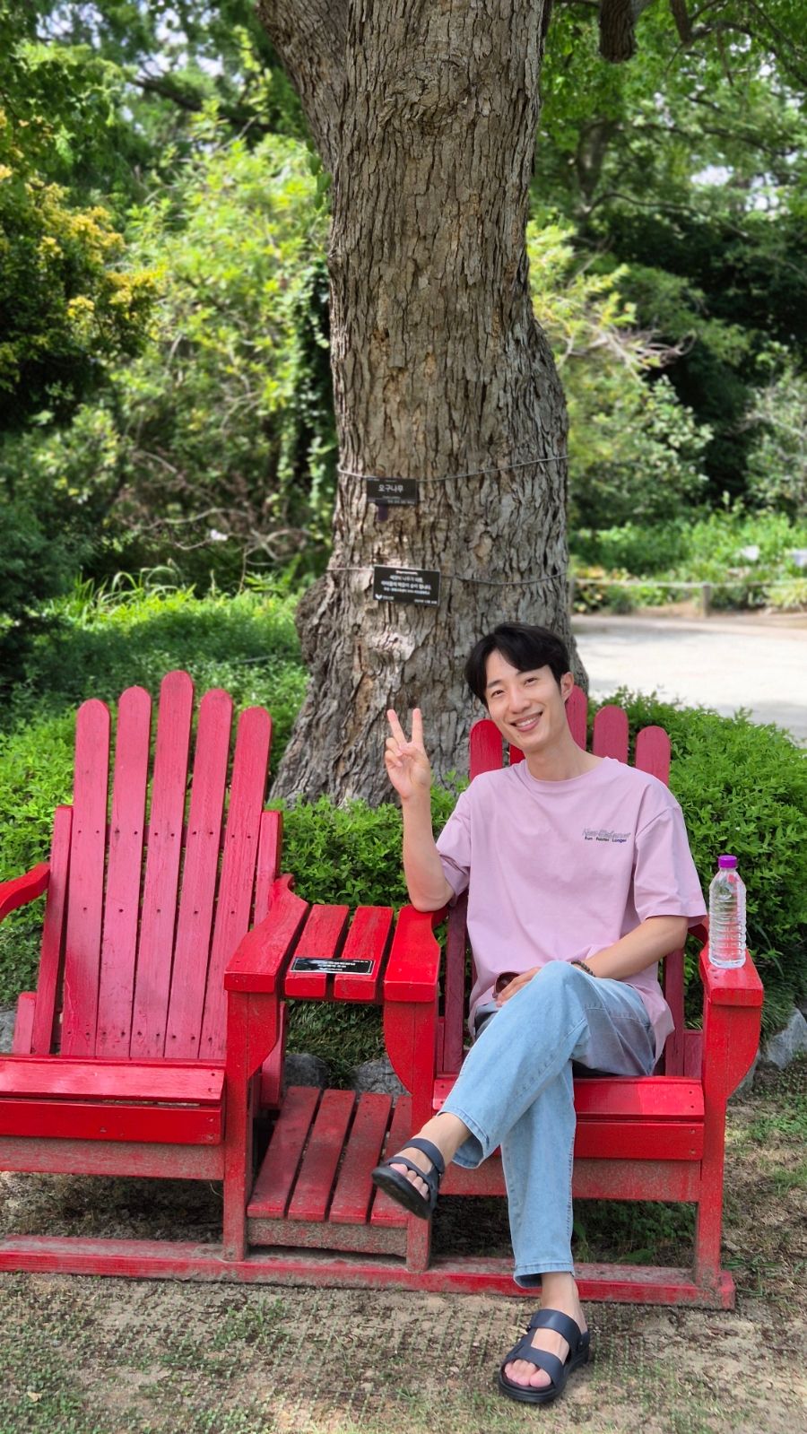 초록빛 산책길과 커다란 빨간 의자가 어우러진 천리포수목원의 여유로운 풍경. / 이미지 출처: 필자 촬영