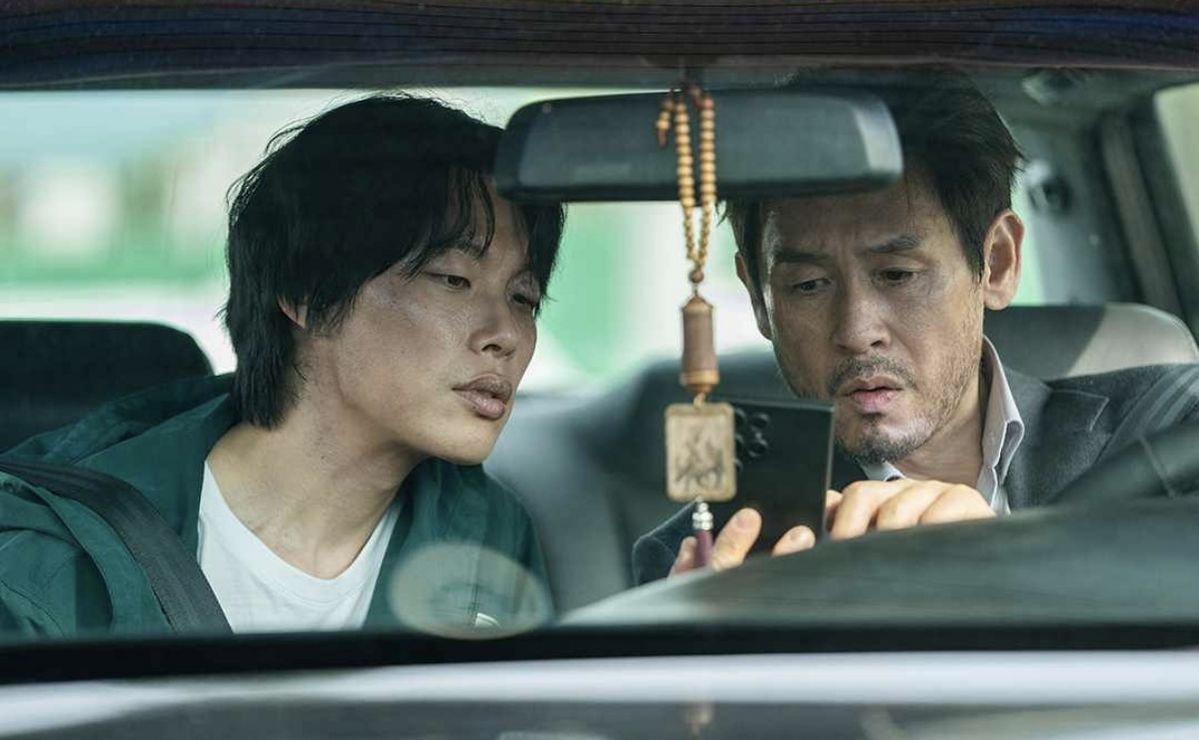 처음으로 연기 호흡을 맞춘 류준열과 설경구. / 이미지 출처: 넷플릭스 인스타그램 (@netflixkr)