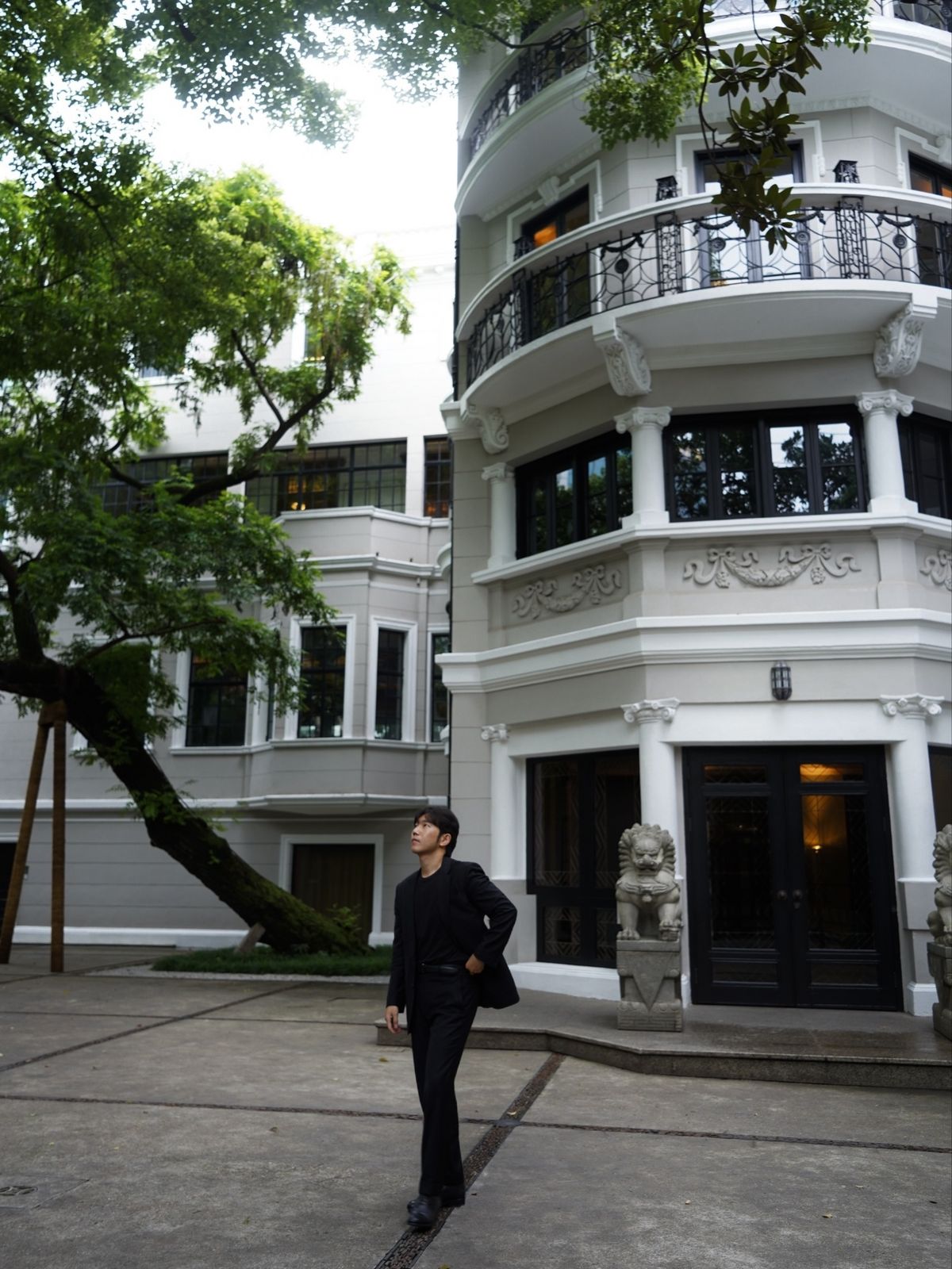 스테인드글라스와 짙은 목재 장식 등 옛 저택의 흔적을 간직한 프라다 롱자이의 건축 디테일 / 이미지 출처: 인스타그램@maestrohsw