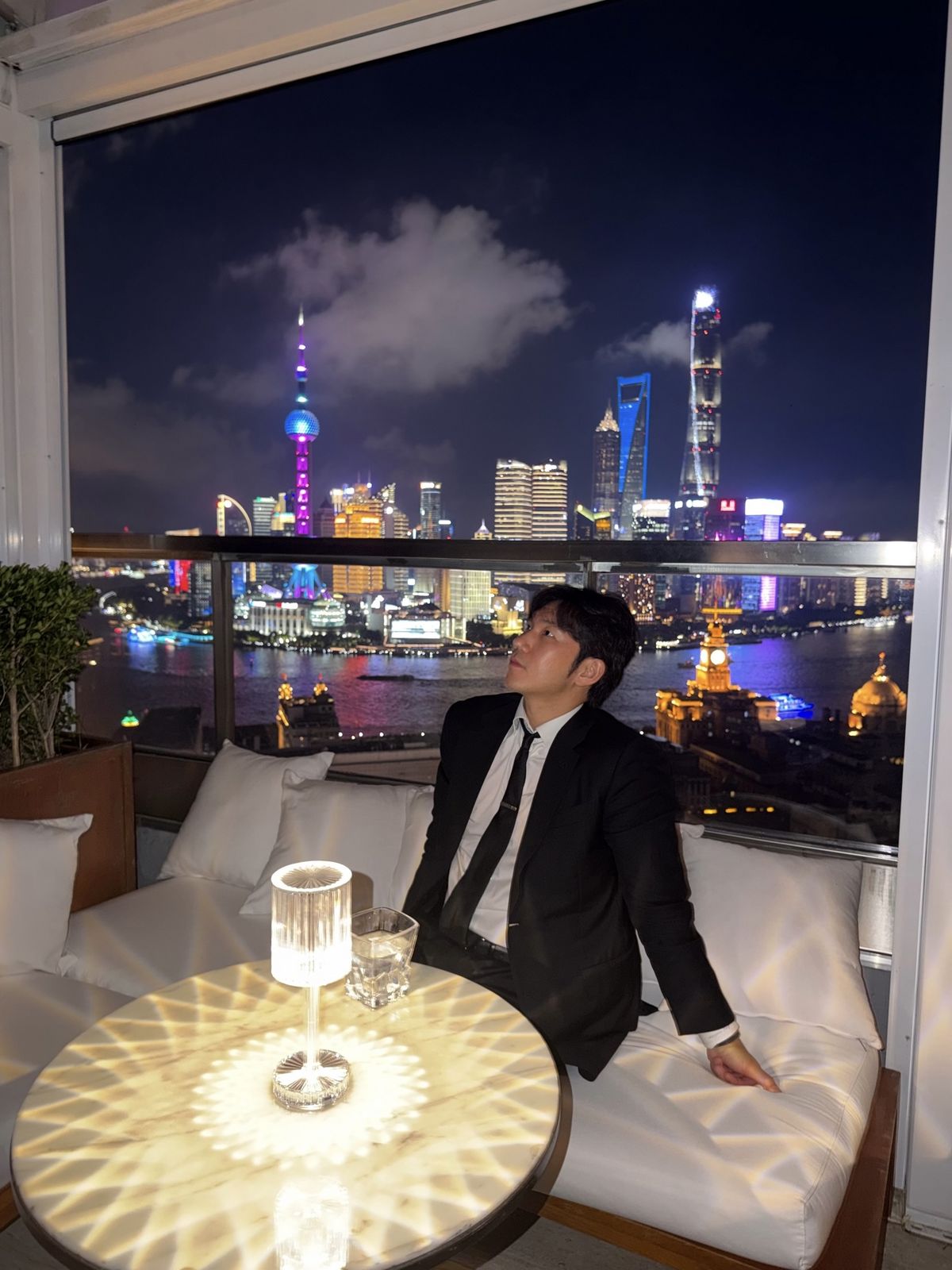 더 상하이 에디션 루프에서 마주한 동방명주와 푸동의 화려한 야경 / 이미지 출처: 인스타그램 @maestrohsw