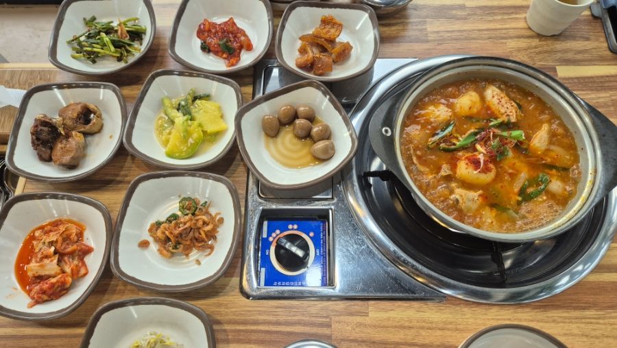 닭볶음탕과 여러 가지 반찬이 정갈하게 차려진 서산 소연식당의 ‘오늘의 메뉴’. / 이미지 출처: 필자 촬영