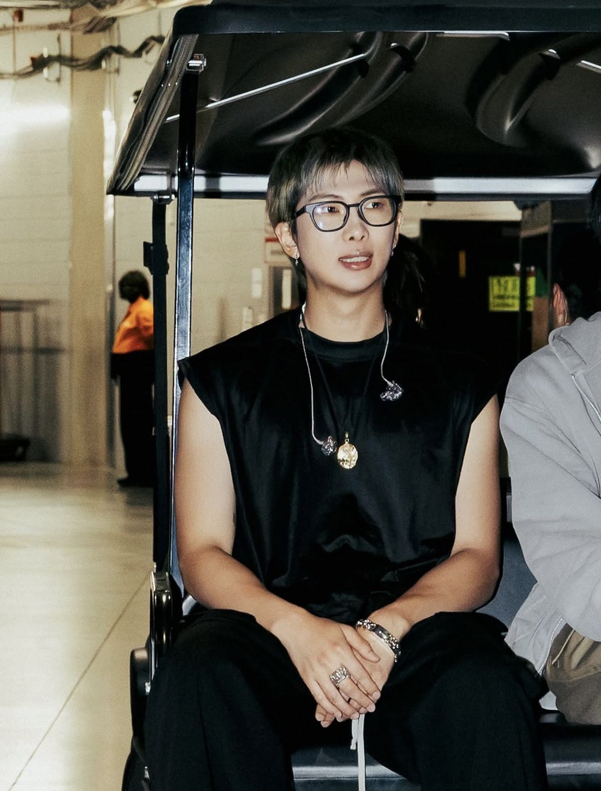 민소매 탑에 블랙 뿔테 안경으로 볼드한 실버링이 더욱 돋보이는 방탄소년단 RM / 이미지 출처: @bts.bighitofficial