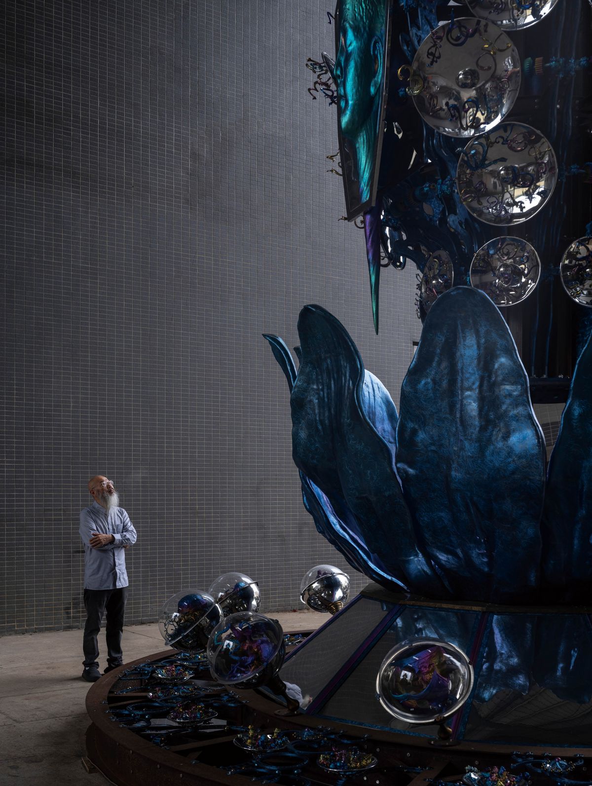 자신의 작품 'Rebirth'(2026) 앞에 서 있는 월리스 챈의 모습. ©Tian Fangfang