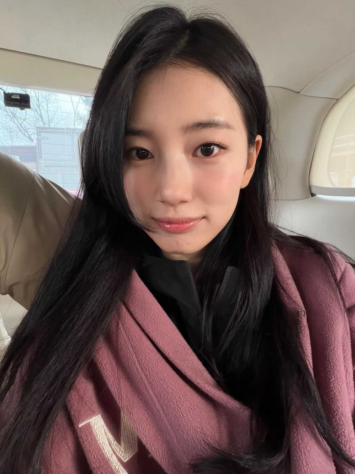 '긴긴밤'의 내레이션과 OST에 모두 참여하는 수지 / 이미지 출처: @skuukzky