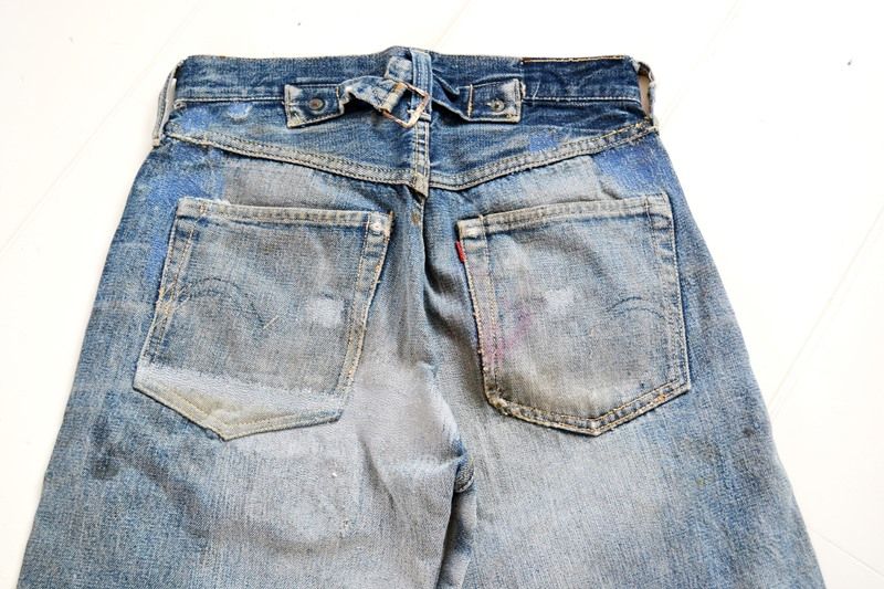 뒤 허리를 조이는 신치백이 남아있는 모델. / 이미지 출처: long-john