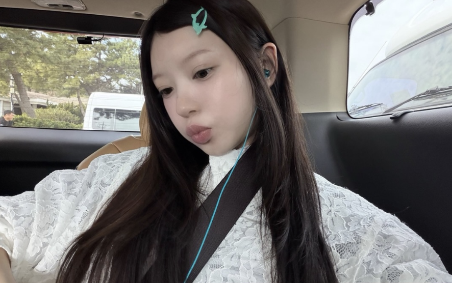 소니 MDR-EX155AP의 라이트 블루 컬러를 착용한 아일릿 모카. / 이미지 출처: 아일릿 인스타그램 @illit_official