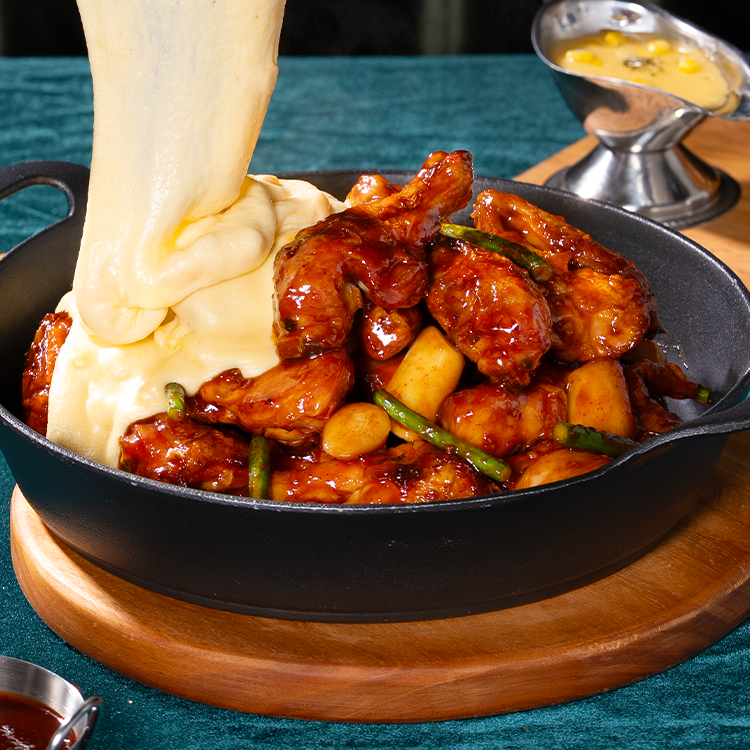 고소한 콘치즈와 매콤한 양념이 특징인 콘치즈 범벅 바비큐를 맛볼 수 있는 투홀릭치킨. / 이미지 출처: 네이버 지도 제공