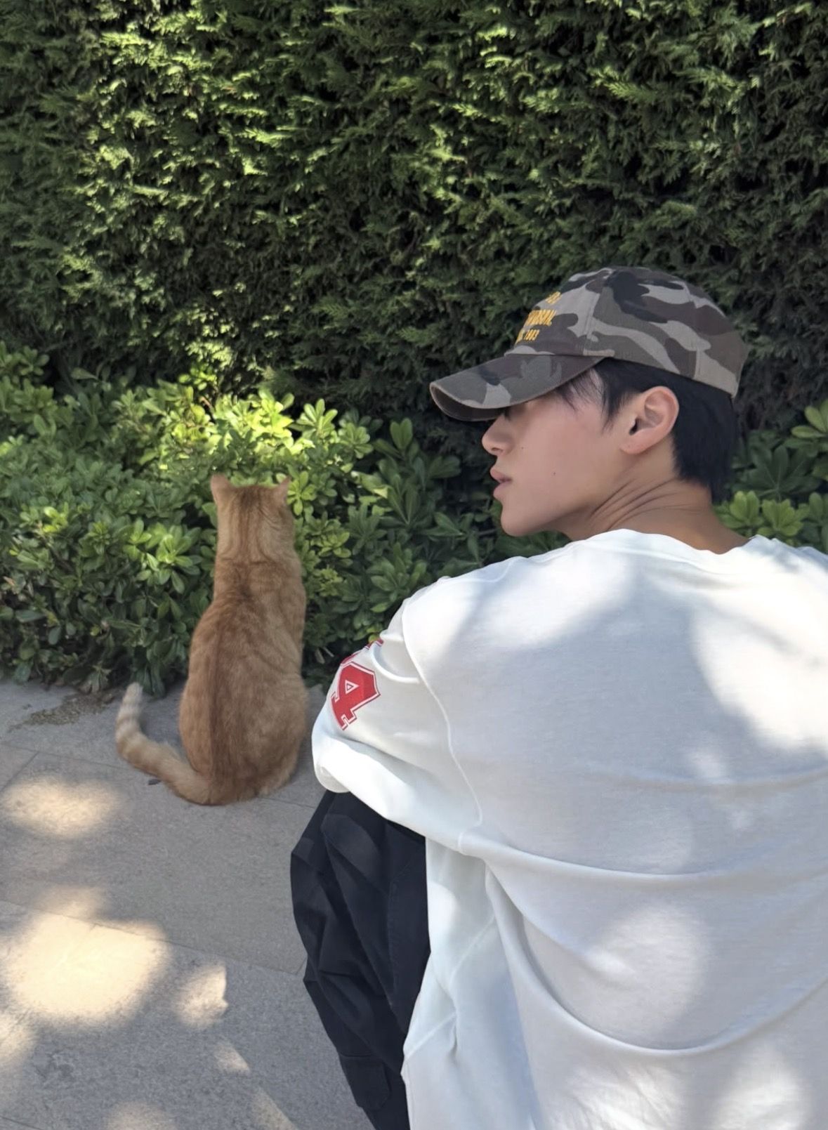 카무플라주 모자로 스포티하고 편안한 룩을 완성한 에이티즈 산. / 이미지 출처: 인스타그램 @choi3an