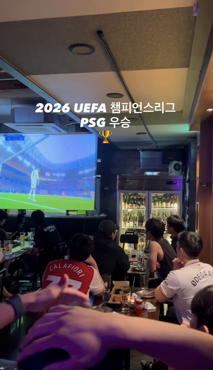 120인치 대형 스크린으로 축구 경기를 즐길 수 있는 공덕의 케그샵. / 이미지 출처: 인스타그램 @kegshop.co.kr