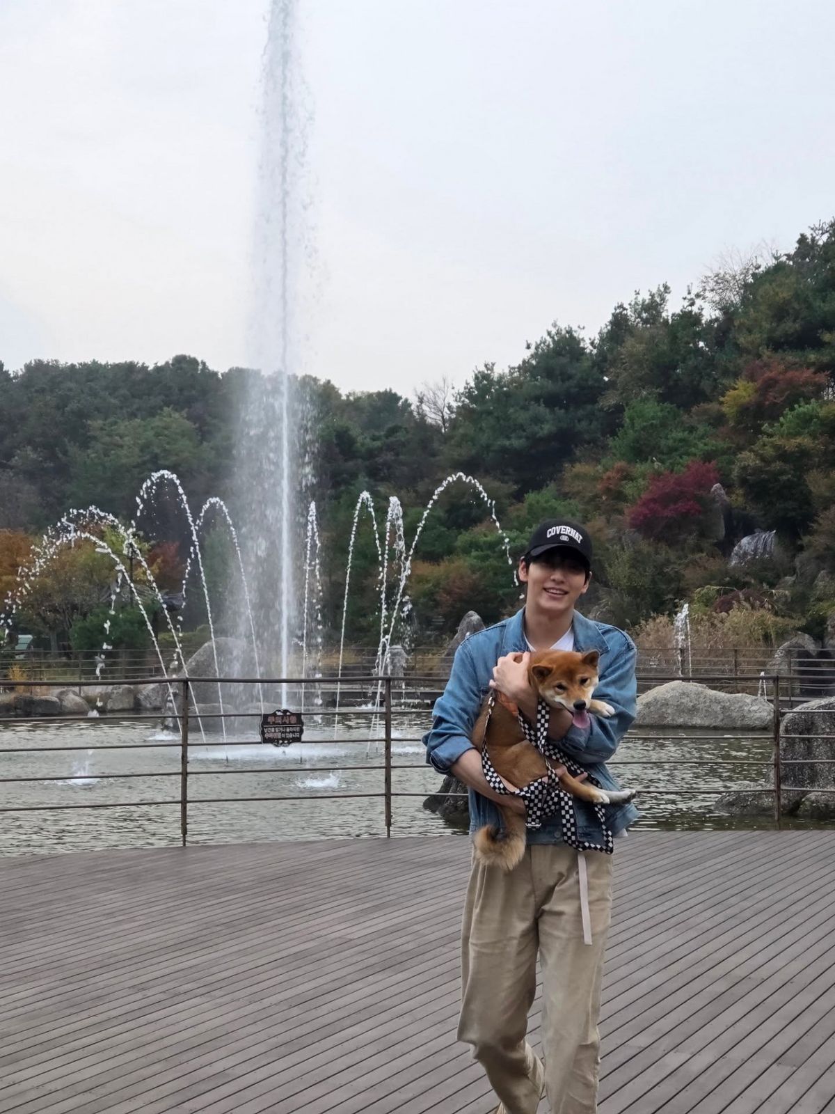 도토리처럼 작았던 모습에서 이름을 얻은 수빈의 반려견 토리. / 이미지 출처: 투모로우바이투게더 수빈 인스타그램 @page.soobin 