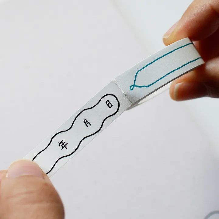 디자인 사이마다 이지컷 점선 가공이 들어가 있어 가위 없이도 손으로 톡 뜯어 깔끔하게 사용할 수 있는 제품. / 이미지 출처: AJ