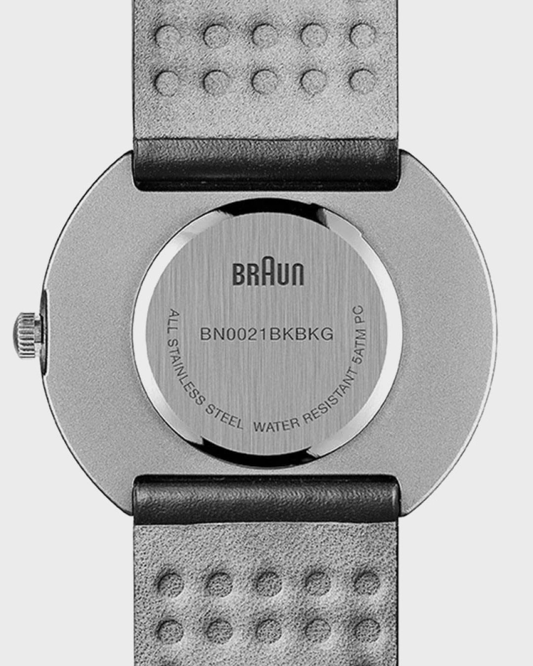 BN0021BKBKG 각인이 새겨진 케이스백과 스트랩 안쪽의 패턴. / 이미지 출처: 브라운
