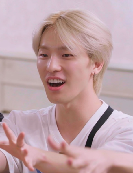세븐틴 나나투어에서 보여준 맑은 미소와 자연스러운 헤어가 돋보이는 민낯의 세븐틴 디노 / 이미지 출처: @tvn홈페이지