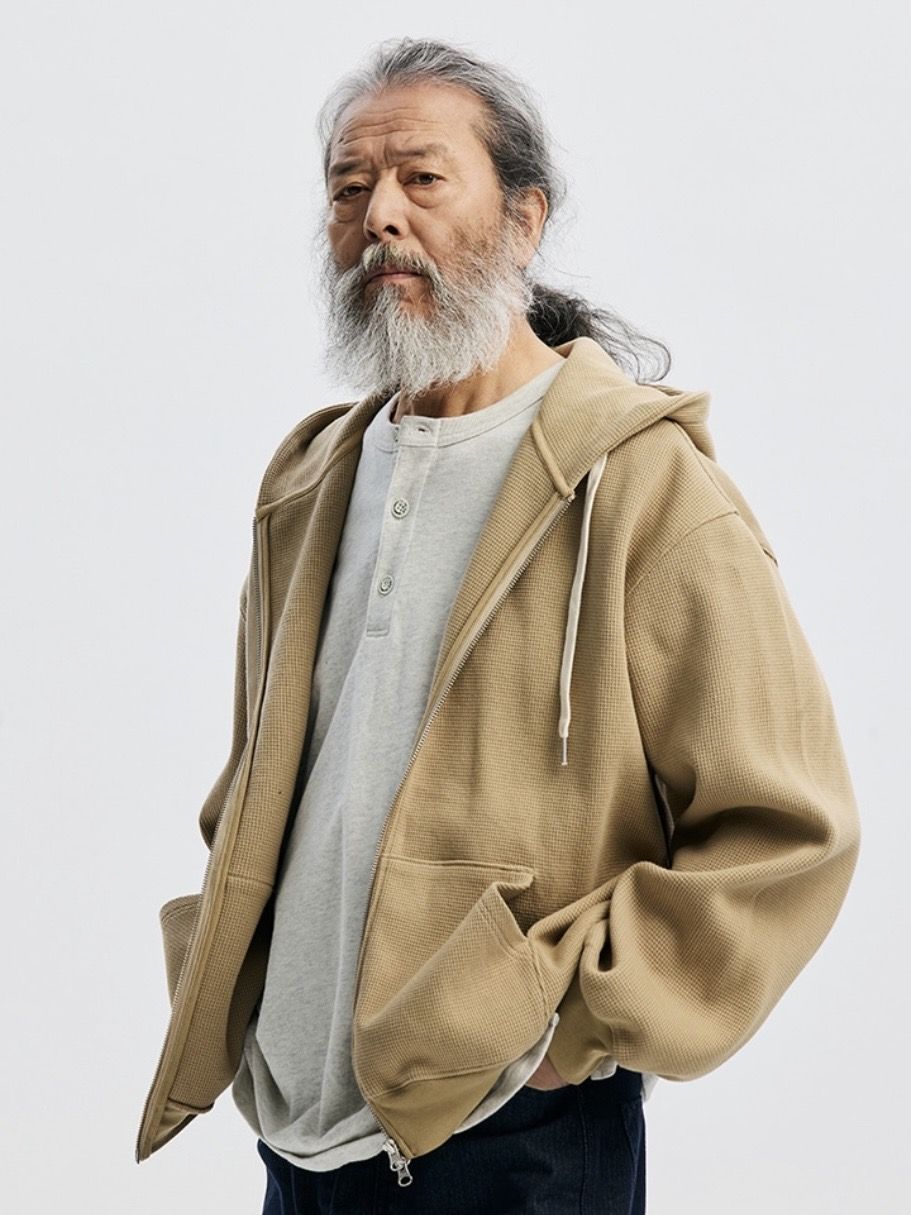 도톰한 코튼 와플 원단으로 완성한 프리즘웍스 후드 집업. / 이미지 출처: 무신사