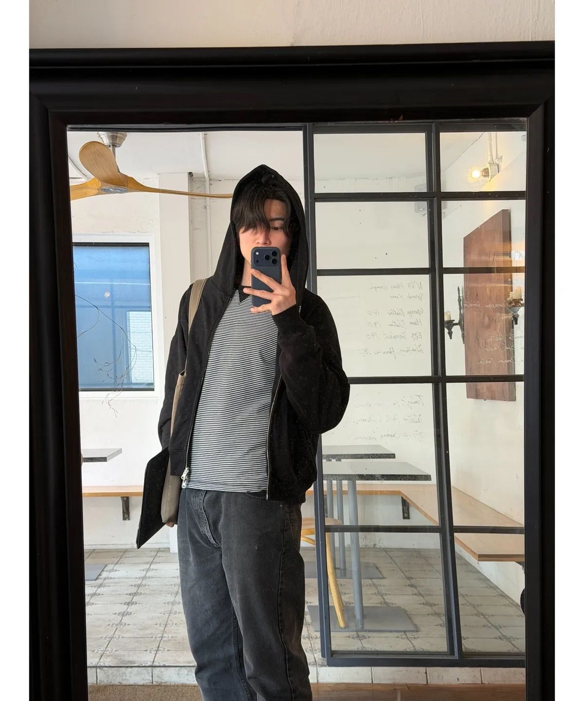 워크웨어에서 영감을 얻어 완성한 카이 후드 집업. / 이미지 출처: 무신사