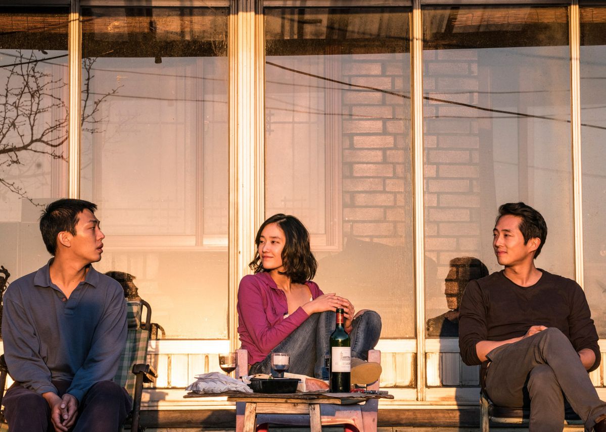종수와 해미, 벤 세 사람의 묘한 관계를 담은 '버닝'의 한 장면. / 이미지 출처: 네이버 영화